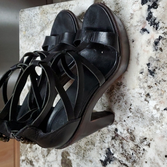 UGG Heel size see foot bed measurement about an 8 Wood Heel Zip Back Beeded - Picture 3 of 16